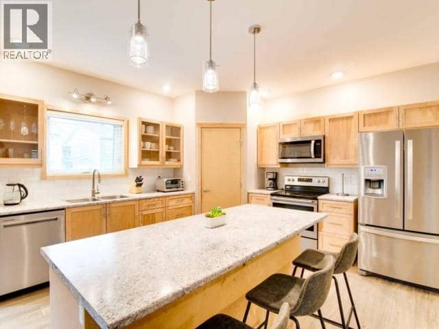 3-35 Gleaner Avenue — photo 6 of 15