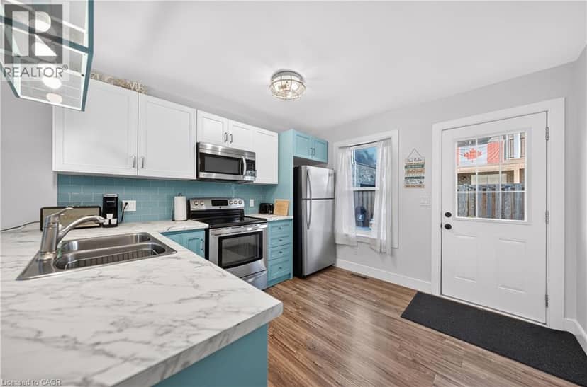 10 QUEENS Avenue — photo 16 of 40
