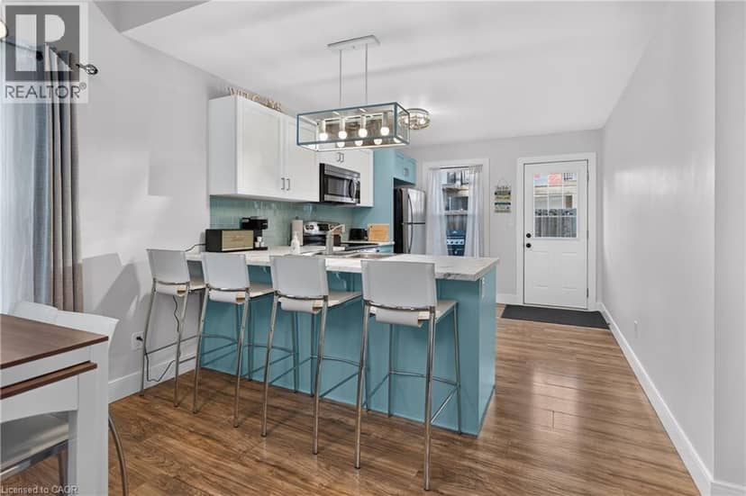 10 QUEENS Avenue — photo 14 of 40