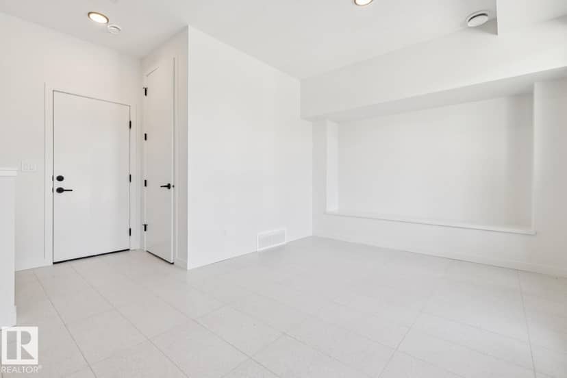 10329 Wadhurst RD NW, Edmonton, photo 4