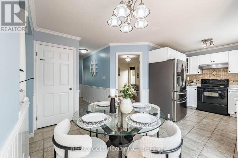 6 Moffatt Lane — photo 11 of 40