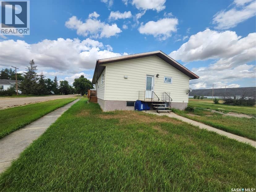 117 Railway AVENUE — photo 1 of 14