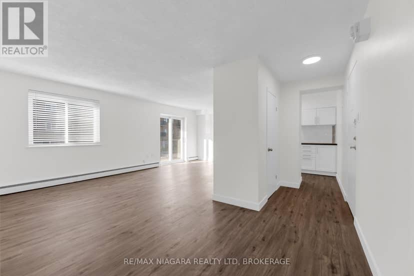 25 - 452 Carlton Street — photo 10 of 24