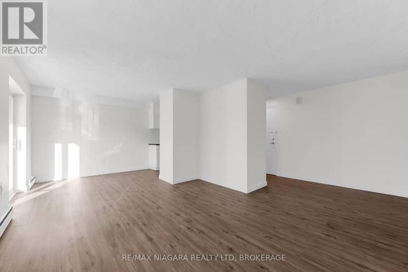 25 - 452 Carlton Street — photo 11 of 24