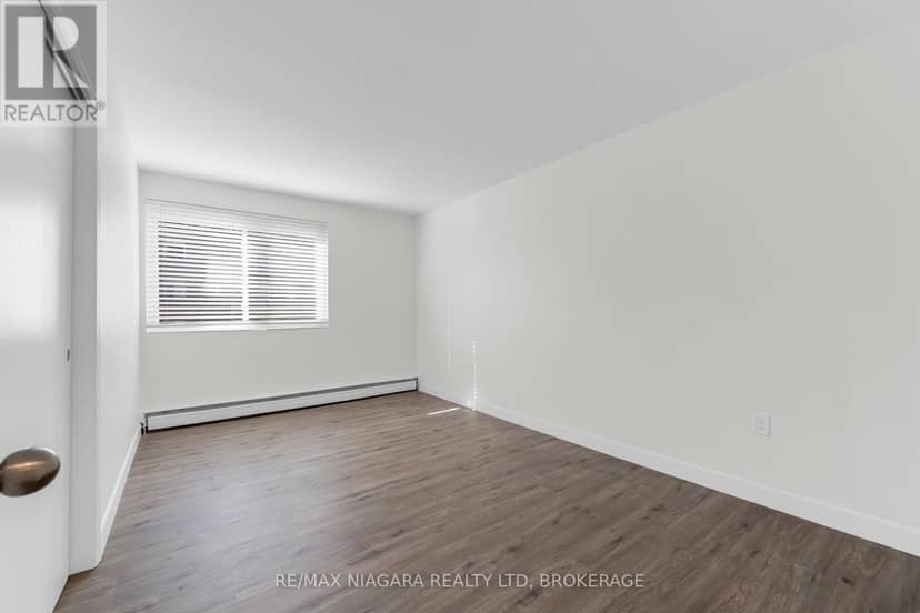 25 - 452 Carlton Street — photo 14 of 24