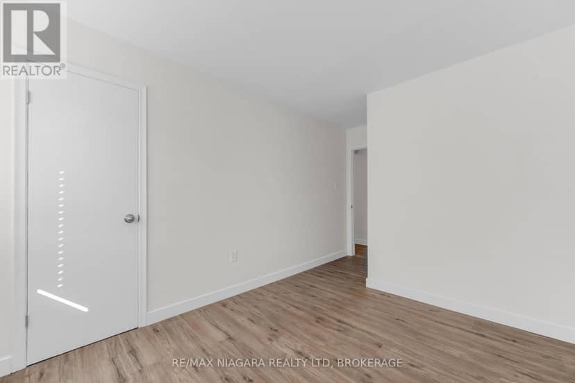 25 - 452 Carlton Street — photo 17 of 24