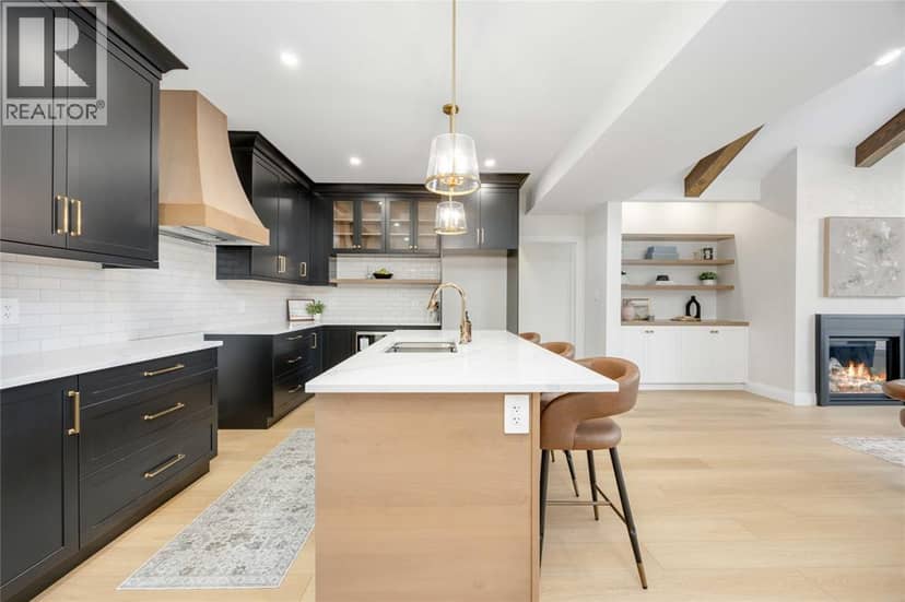 3527 Paul Crescent — photo 10 of 40