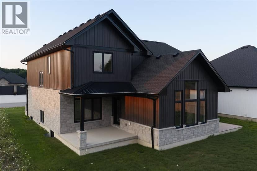 3527 Paul Crescent — photo 4 of 40