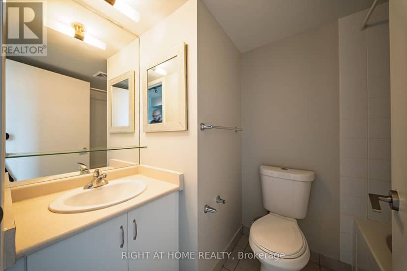 1206 - 215 Fort York Boulevard — photo 14 of 15