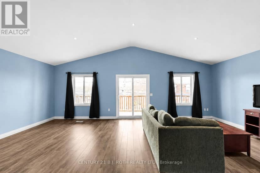 102 Dunlop Street — photo 4 of 20