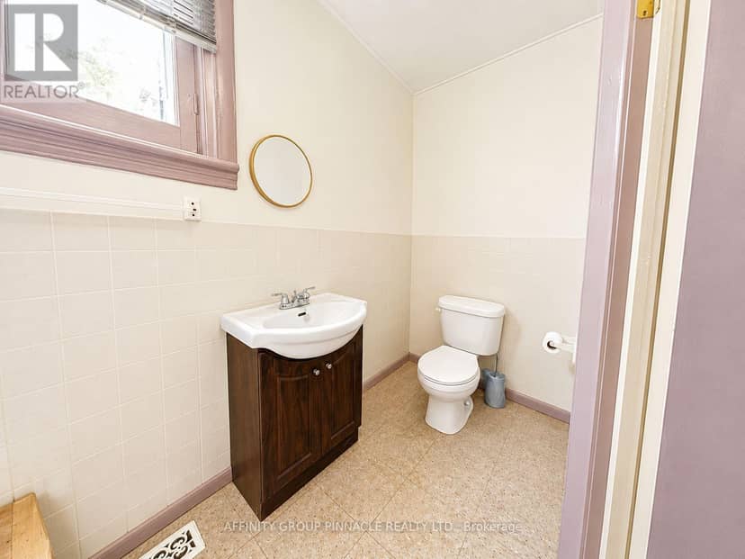 221 Kent Street W — photo 14 of 40
