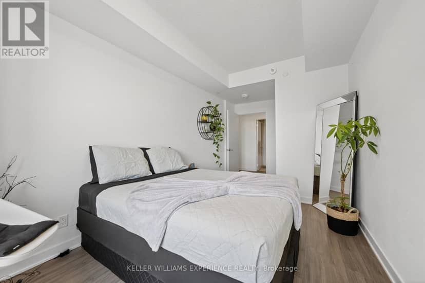 328 - 681 Yonge Street — photo 10 of 24