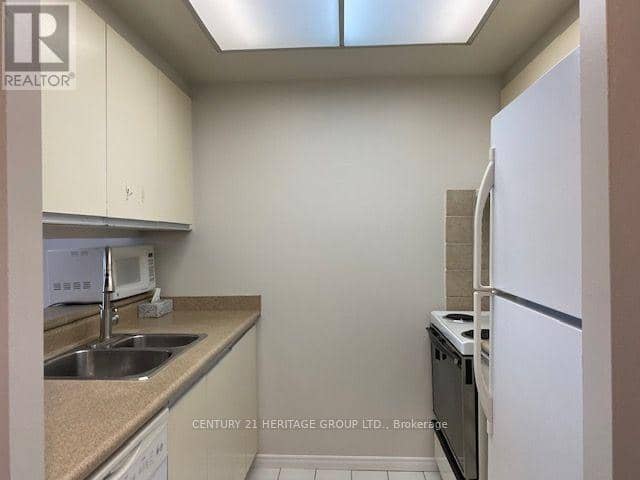 1204 - 7 Bishop Avenue — photo 14 of 24