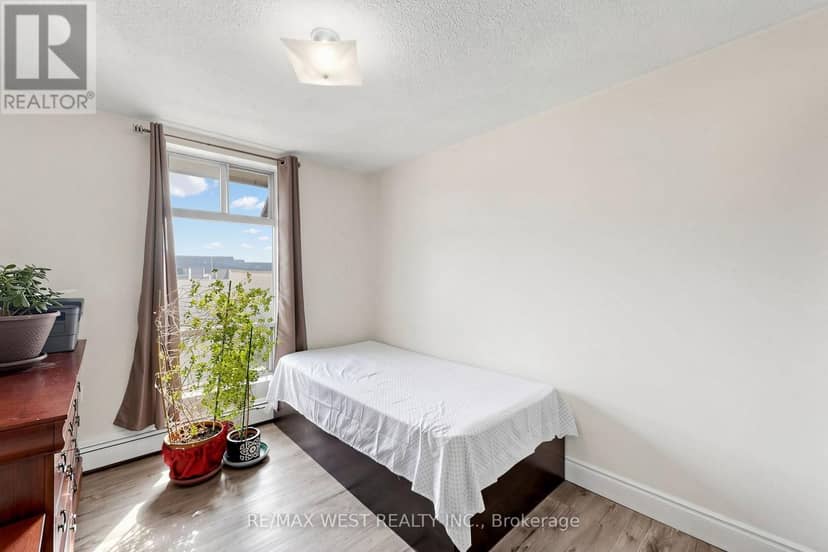 105 - 1624 Bloor Street — photo 32 of 40
