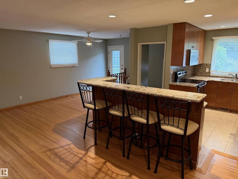 12124 51 ST NW, Edmonton, photo 2