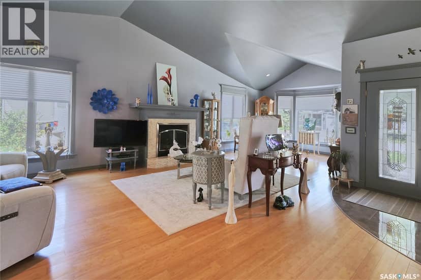 105 Sargent CRESCENT — photo 4 of 40