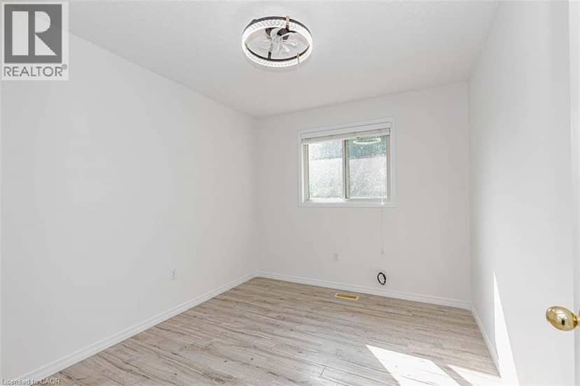 47 QUEENSWAY Drive — photo 16 of 34