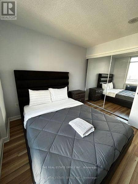 2808 - 15 Fort York Boulevard — photo 16 of 18