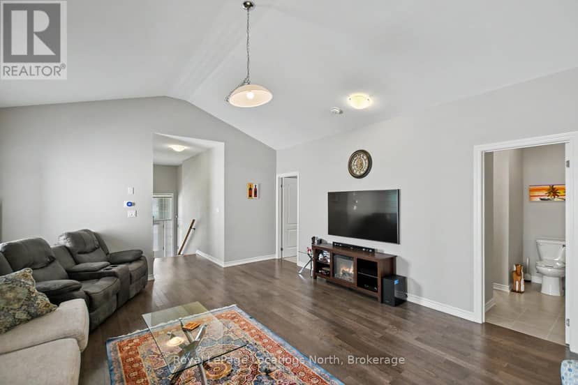 214 Springfield Crescent — photo 8 of 40