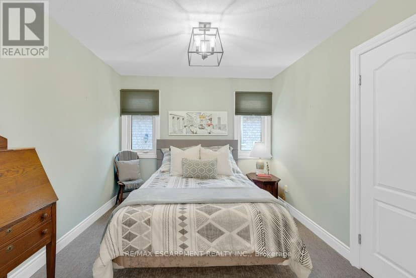 100 Willowdale Crescent — photo 10 of 40