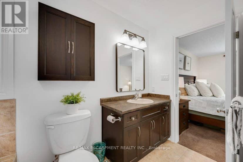 100 Willowdale Crescent — photo 21 of 40