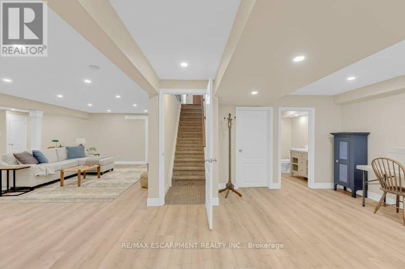 100 Willowdale Crescent — photo 29 of 40