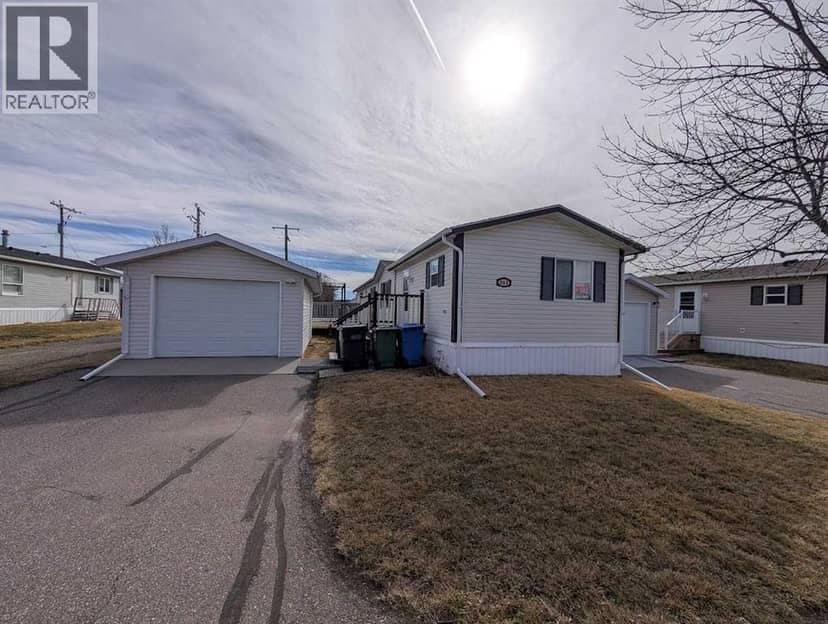211 Railway Avenue, Coaldale