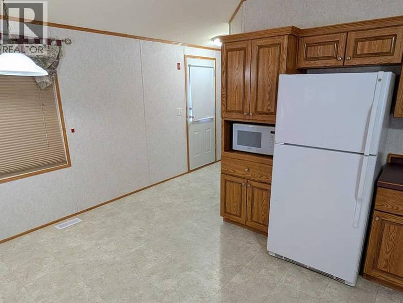 211 Railway Avenue, Coaldale, photo 8