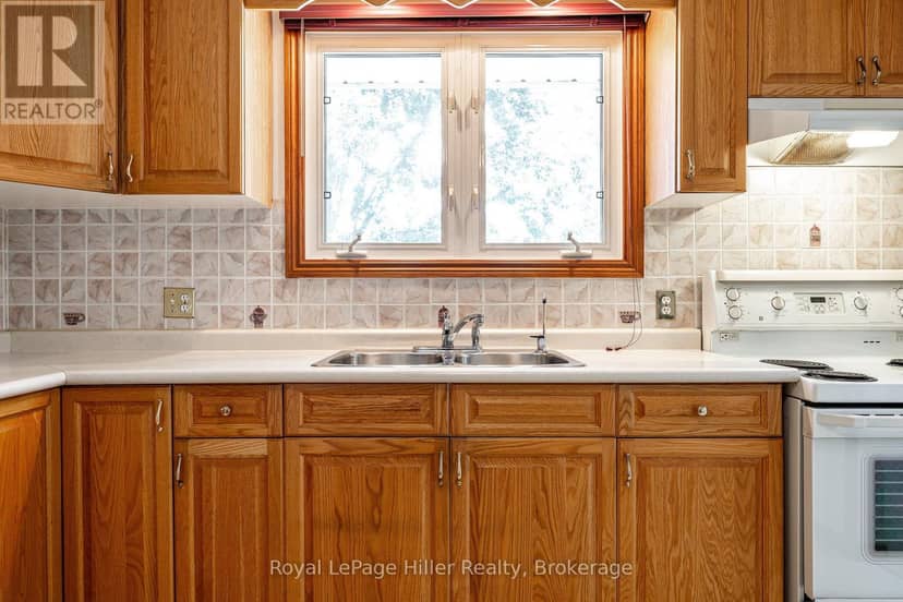 278 Elgin Crescent — photo 15 of 40