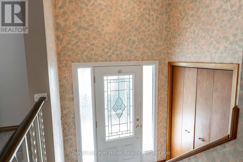 278 Elgin Crescent — photo 3 of 40