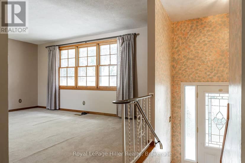 278 Elgin Crescent — photo 4 of 40