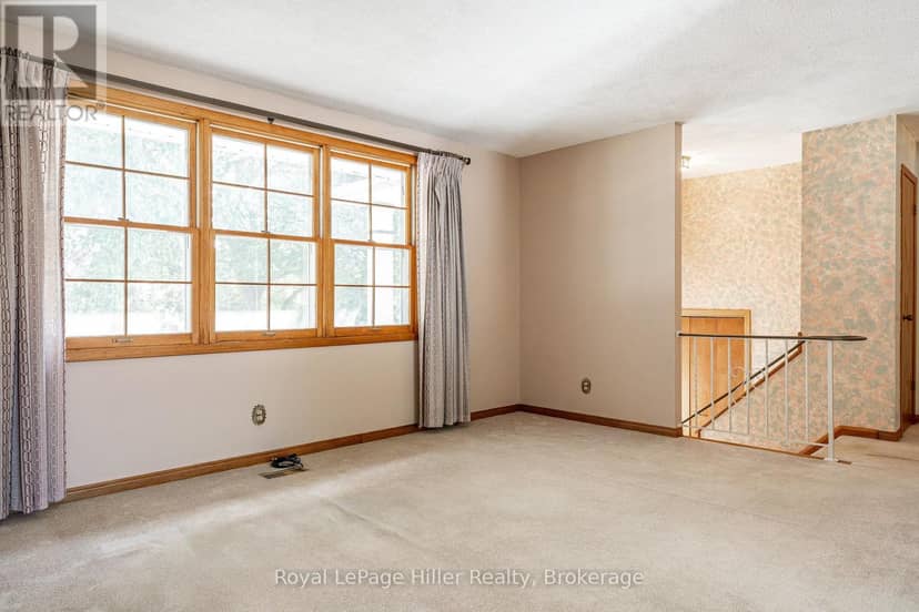 278 Elgin Crescent — photo 9 of 40