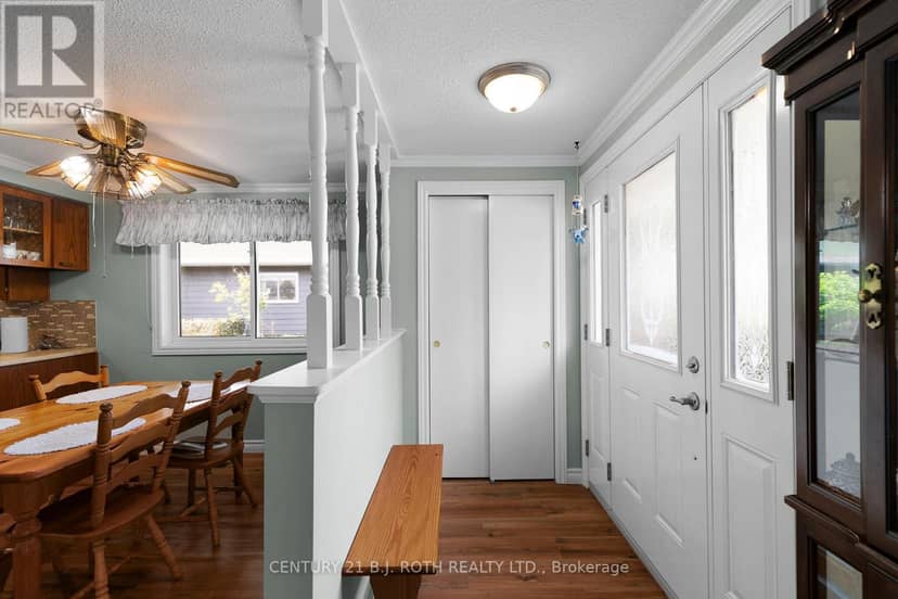 19 Maple Crescent — photo 2 of 25