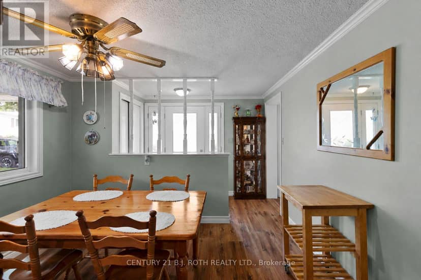 19 Maple Crescent — photo 4 of 25