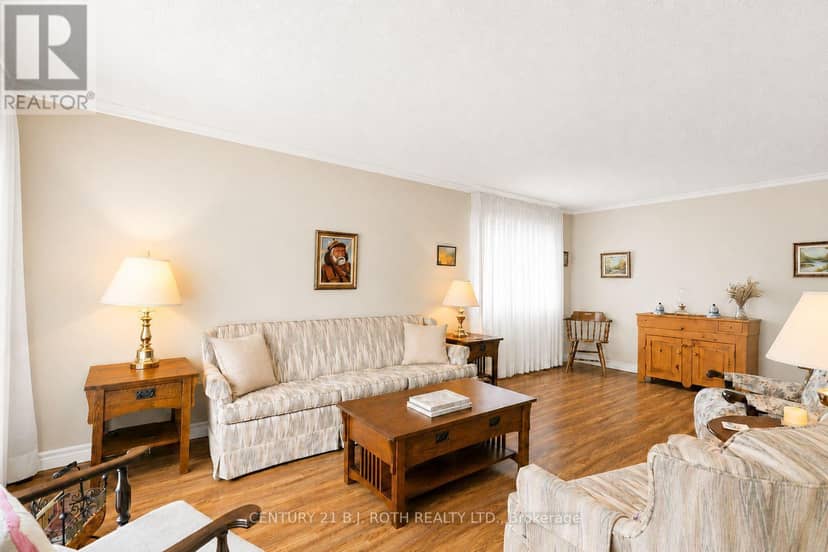 19 Maple Crescent — photo 7 of 25