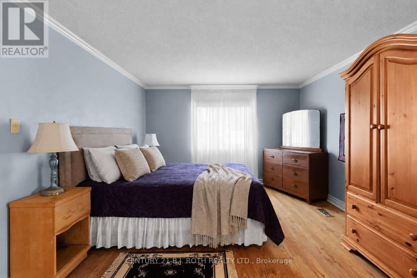 19 Maple Crescent — photo 8 of 25
