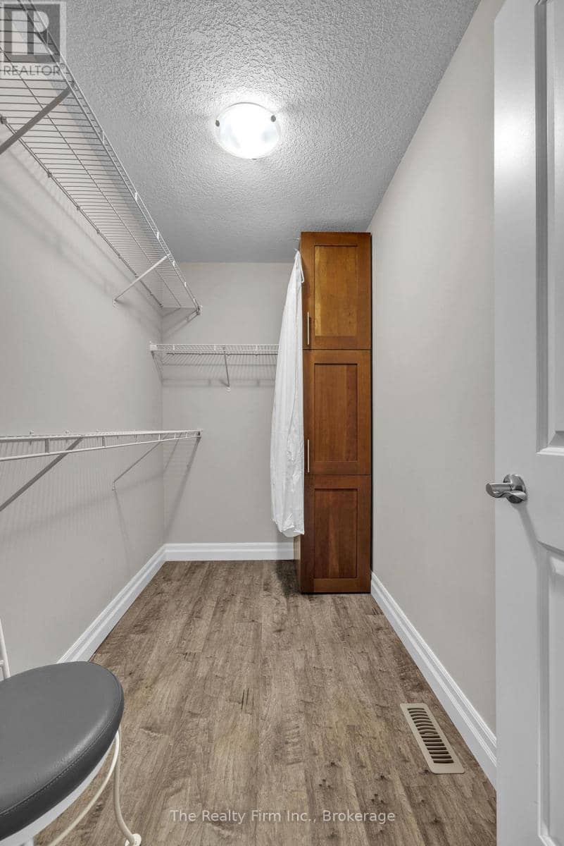 27 Cronyn Street — photo 17 of 35