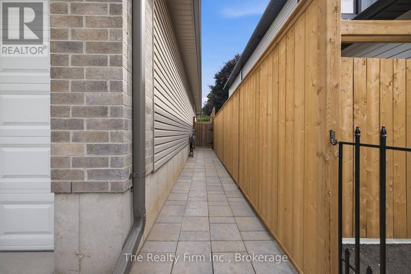 27 Cronyn Street — photo 33 of 35