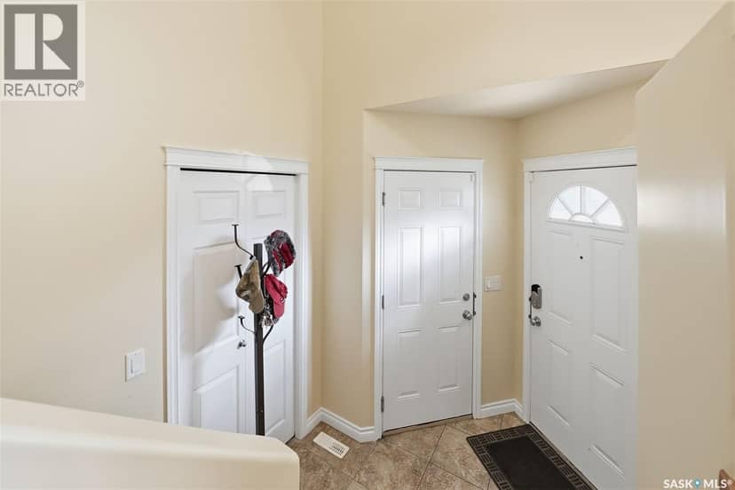 110 Bennion CRESCENT — photo 5 of 40