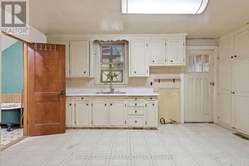 152 Commercial Street — photo 16 of 38