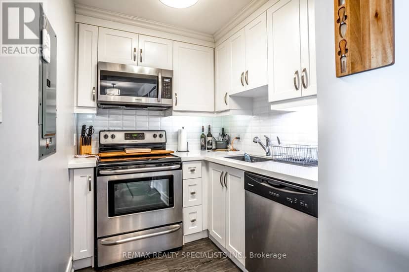 6 Brant Avenue — photo 15 of 39