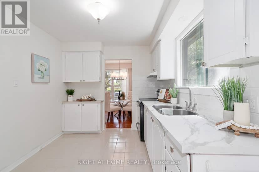 1059 Glen Mhor Crescent — photo 12 of 32