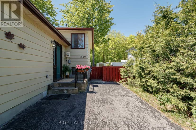 1059 Glen Mhor Crescent — photo 28 of 32