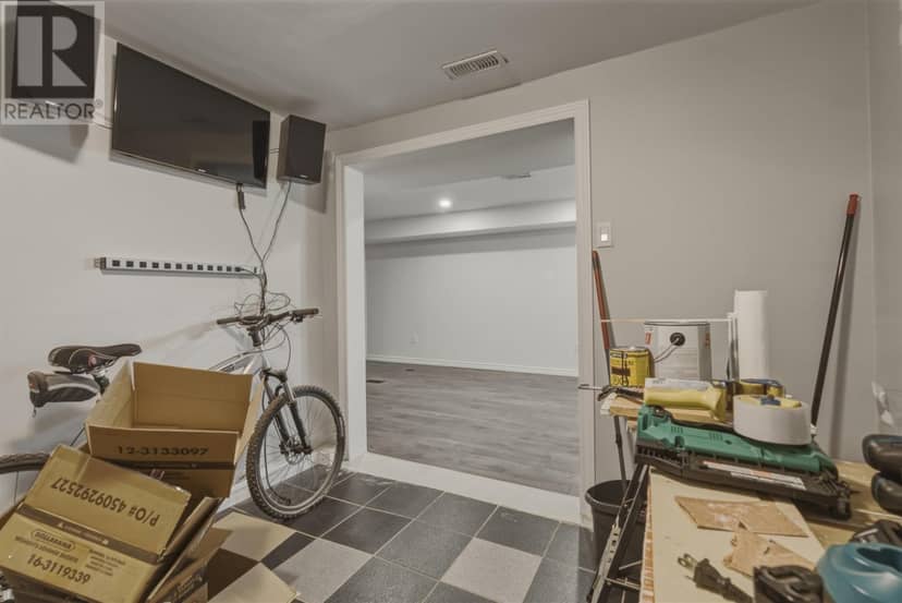 44 Axmith AVE — photo 25 of 37