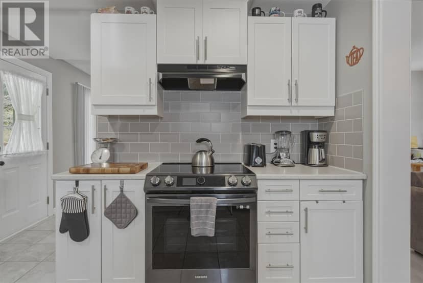 44 Axmith AVE — photo 8 of 37