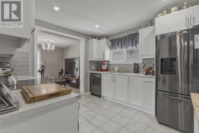 44 Axmith AVE — photo 9 of 37