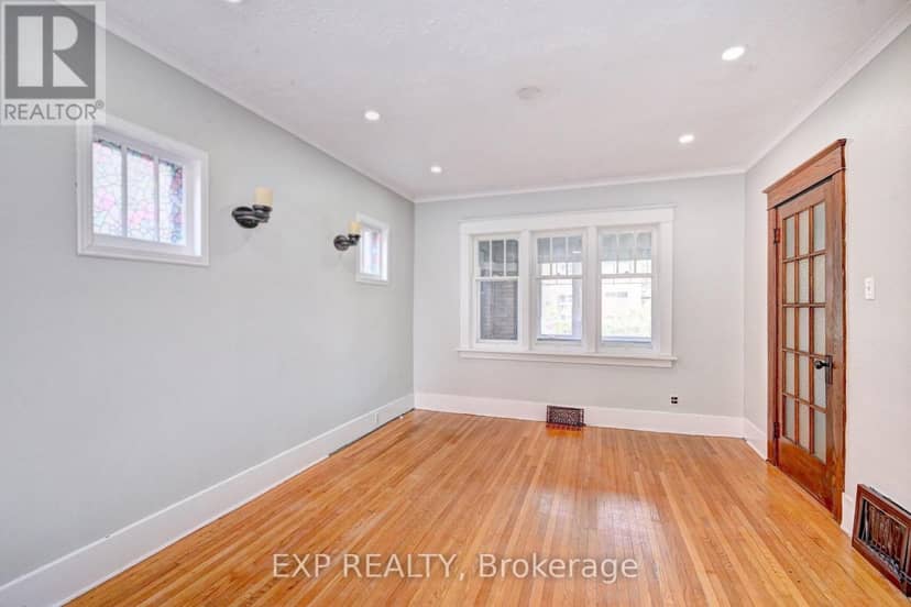 147 Courtland Avenue E — photo 10 of 40