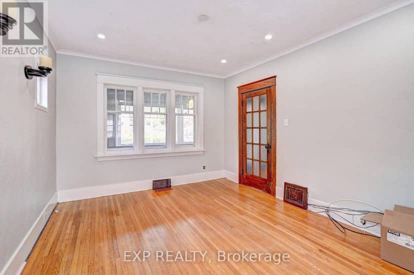 147 Courtland Avenue E — photo 13 of 40