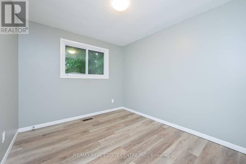 116 Burbank Crescent — photo 17 of 32