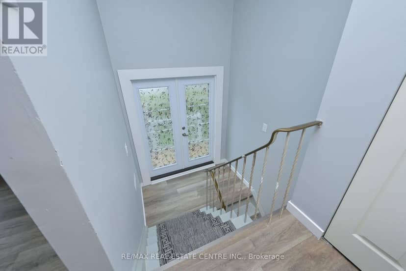 116 Burbank Crescent — photo 4 of 32